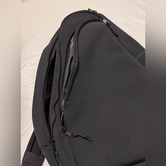 VETTA Black Sling Bag - Picture 7 of 11